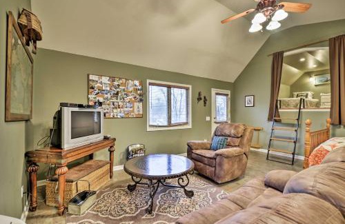 Groveoak Apartment | Guntersville Lake Home with Deck and Covered Boat Slip