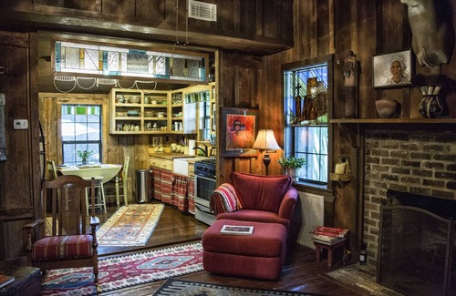 Nacogdoches Cabin | GUS's PLACE.Unwind with a TRIP to the PAST in this CABIN built in 1865.
