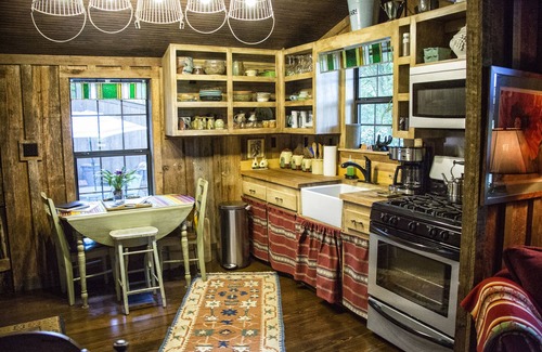 Nacogdoches Cabin | GUS's PLACE.Unwind with a TRIP to the PAST in this CABIN built in 1865.
