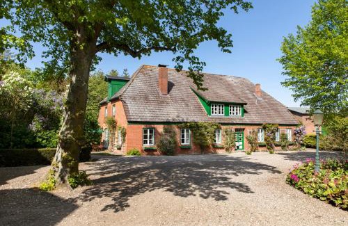 Harmsdorf House | Gut Einhaus an der Ostsee - Großzügiges Haus mit Tennisplatz und Pool sowie Garten und Ostseenähe