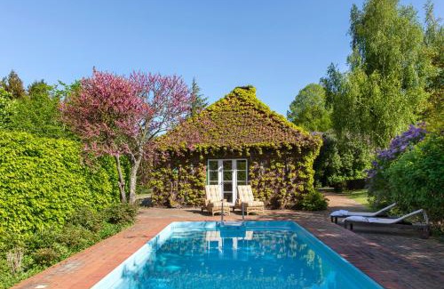 Harmsdorf House | Gut Einhaus an der Ostsee - Großzügiges Haus mit Tennisplatz und Pool sowie Garten und Ostseenähe