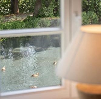 Kletkamp House | GUT KLETKAMP "Altes Torhaus" - Historisches Ferienhaus mit 5 Schlafzimmern I Kamin I Garten & Terrasse I Seeblick I 15 Min zur Ostsee I Moderne Küche I Hundefreundlich I Parkplätze I WLAN