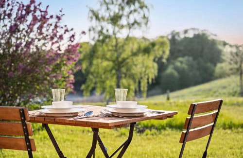 Kletkamp Apartment | GUT KLETKAMP "Mühlenhof 2" - Ruhige Ferienwohnung mit 2 Schlafzimmern I Terrasse mit See- & Naturblick I Gemeinschaftsgarten I 15 Min zur Ostsee I Küche I Parkplatz I Waschmaschine I WLAN