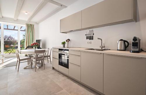 Kletkamp Apartment | GUT KLETKAMP "Mühlenhof 2" - Ruhige Ferienwohnung mit 2 Schlafzimmern I Terrasse mit See- & Naturblick I Gemeinschaftsgarten I 15 Min zur Ostsee I Küche I Parkplatz I Waschmaschine I WLAN