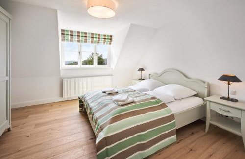 Kletkamp Apartment | GUT KLETKAMP "Mühlenhof 2" - Ruhige Ferienwohnung mit 2 Schlafzimmern I Terrasse mit See- & Naturblick I Gemeinschaftsgarten I 15 Min zur Ostsee I Küche I Parkplatz I Waschmaschine I WLAN