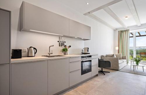 Kletkamp Apartment | GUT KLETKAMP "Mühlenhof 3" - Ruhige Ferienwohnung mit 2 Schlafzimmern I Terrasse mit See- & Naturblick I Gemeinschaftsgarten I 15 Min zur Ostsee I Küche I Parkplatz I Waschmaschine I WLAN