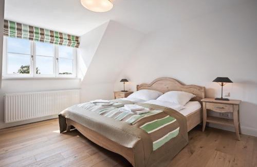 Kletkamp Apartment | GUT KLETKAMP "Mühlenhof 3" - Ruhige Ferienwohnung mit 2 Schlafzimmern I Terrasse mit See- & Naturblick I Gemeinschaftsgarten I 15 Min zur Ostsee I Küche I Parkplatz I Waschmaschine I WLAN