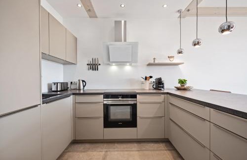 Kletkamp Apartment | GUT KLETKAMP "Mühlenhof 4" - Ruhige Ferienwohnung mit 3 Schlafzimmern I Terrasse mit See- & Naturblick I Gemeinschaftsgarten I 15 Min zur Ostsee I Küche I Parkplatz I Waschmaschine I WLAN