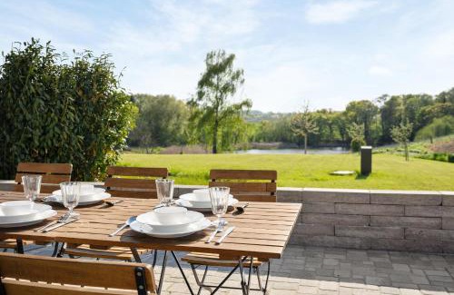 Kletkamp Apartment | GUT KLETKAMP "Mühlenhof 5" - Ruhige Ferienwohnung mit 3 Schlafzimmern I Terrasse mit See- & Naturblick I Gemeinschaftsgarten I 15 Min zur Ostsee I Küche I Parkplatz I Waschmaschine I WLAN
