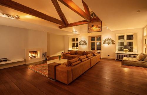 Kletkamp Apartment | GUT KLETKAMP "Penthouse im Schloss" - Premium-Ferienwohnung mit 5 Schlafzimmern auf 400qm I Kamin I 2 Wohnzimmer I Garten & Terrasse I Wald- und Seeblick I Profi-Küche I 15 Min zur Ostsee I Parkplätze I WLAN