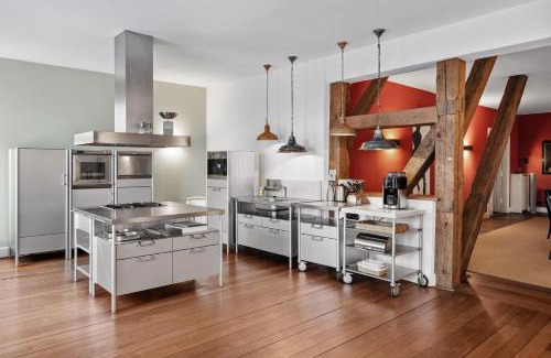 Kletkamp Apartment | GUT KLETKAMP "Penthouse im Schloss" - Premium-Ferienwohnung mit 5 Schlafzimmern auf 400qm I Kamin I 2 Wohnzimmer I Garten & Terrasse I Wald- und Seeblick I Profi-Küche I 15 Min zur Ostsee I Parkplätze I WLAN