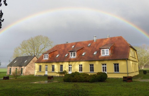 Gingst Apartment | Gut Rattelvitz Galerie E, hochwertig, Sauna, Kamin, eTankstelle, Spielscheune, 15.000qm Park Land