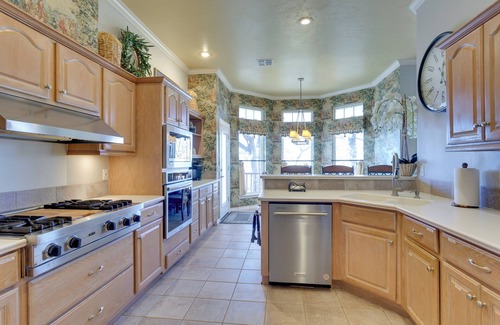Guthrie House | Guthrie Lake House w/Dock + Waterfront Views!