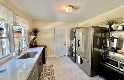 High Point Cottage | Guyer Cottage - Cozy 2 bedroom cottage, 1 block from HPU