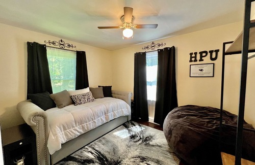 High Point Cottage | Guyer Cottage - Cozy 2 bedroom cottage, 1 block from HPU