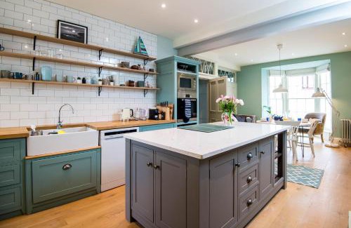 Laugharne House | Gwalia House- Stunning Central Townhouse with 3 ensuite bedrooms