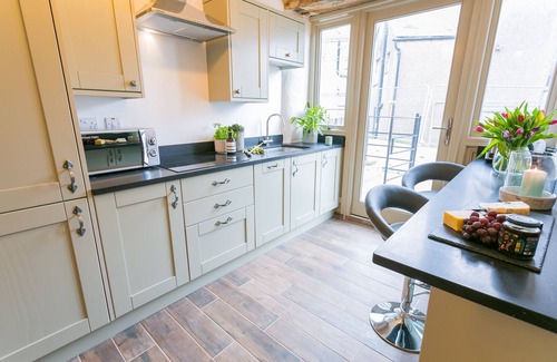 Beaumaris Cottage | Gwel y Fenai - a coastal that sleeps 4 guests in 2 bedrooms