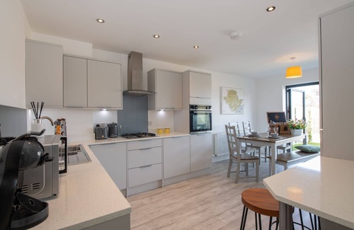 Llanfaelog House | Gwel y Mynydd : Modern 3‑Bed Home with Enclosed Garden in Llanfaelog | Managed by Anglesey Holiday L