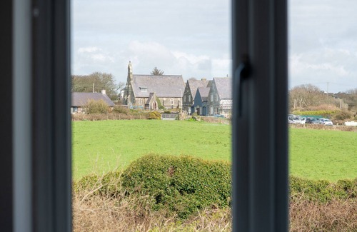 Llanfaelog House | Gwel y Mynydd : Modern 3‑Bed Home with Enclosed Garden in Llanfaelog | Managed by Anglesey Holiday L