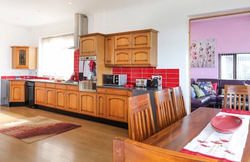 Y Felinheli Cottage | GWYLAN UCHAF, pet friendly, with hot tub in Y Felinheli