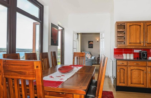 Y Felinheli Cottage | GWYLAN UCHAF, pet friendly, with hot tub in Y Felinheli