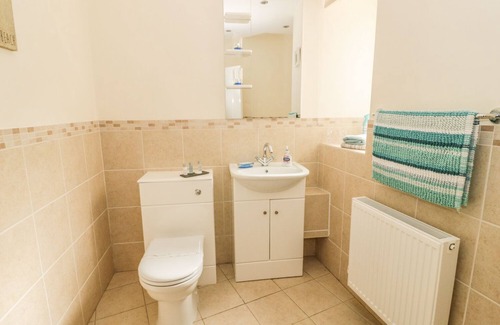 Llanfairfechan Apartment | GWYLANEDD TWO, romantic, country holiday cottage in Llanfairfechan