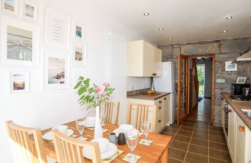 Llanystumdwy Cottage | GYDA'R LLIF, pet friendly, character holiday cottage in Criccieth