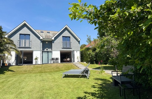 Maenporth House | Gylly Beach Falmouth Sleeps 4 with parking and only 2 minutes walk to the beach