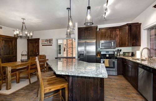 Bear Hollow Village Condo | Gym | Hot Tub & Pool | Bike Trail | Parking Garage