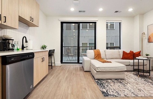 East Liberty Apartment | GYM+PARKING+HULU Near Shopping|Universities|UPMC