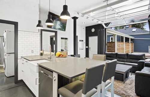 Barths House | Gym, theater, hot-tub and 2 kitchens.