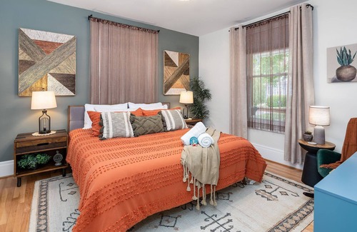 Staunton Apartment | Gypsy Haven|Sleeps 6+|2Porches +Grill|Sunroom