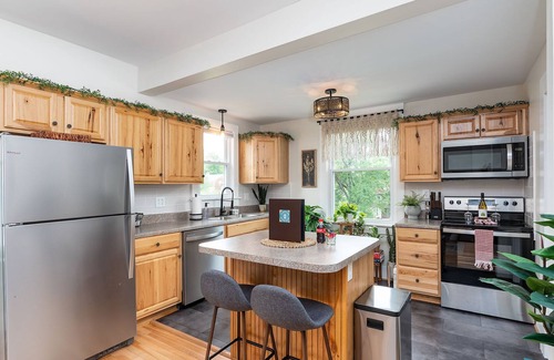 Staunton Apartment | Gypsy Haven|Sleeps 6+|2Porches +Grill|Sunroom