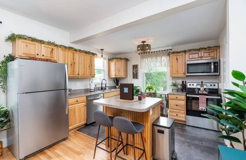 Staunton Apartment | Gypsy Haven: Walk Downtown + Sunroom