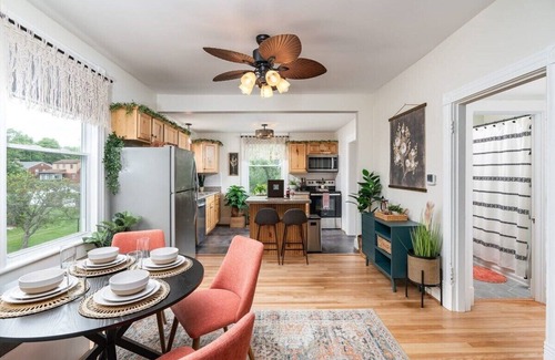 Staunton Apartment | Gypsy Haven: Walk Downtown + Sunroom