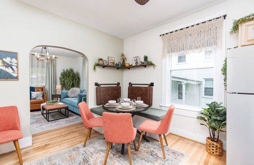 Staunton Apartment | Gypsy Haven: Walk Downtown + Sunroom