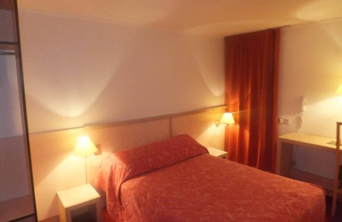 Gif-sur-Yvette Hotel | Hôtel Le Village