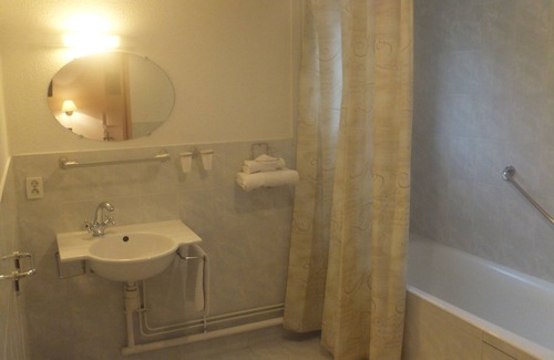 Gif-sur-Yvette Hotel | Hôtel Le Village