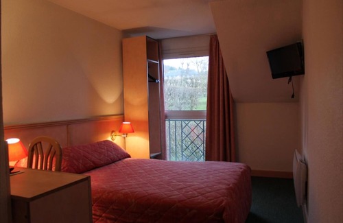 Gif-sur-Yvette Hotel | Hôtel Le Village
