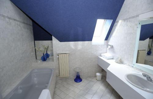 Neuveglise-sur-Truyere Hotel | Hôtel Logis Le Relais De La Poste