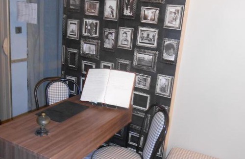 Aigues-Mortes Medieval City Hotel | Hôtel-Restaurant "Chez Carrière"