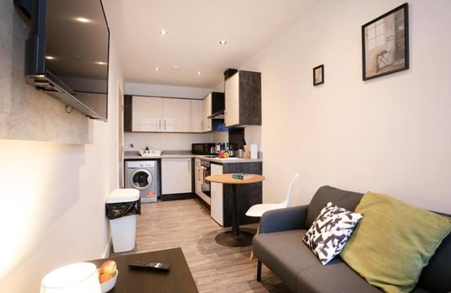 Leicester City Centre Apartment | Hömli Smart City Centre Apartment One-Bedroom Apartment Sleeps2