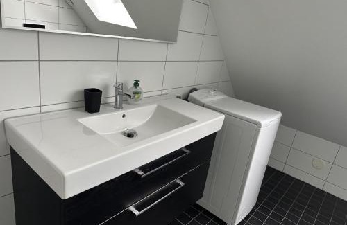 Angelholm Apartment | Hörnlägenhet 1 rum, kokvrå, dusch, tvättmaskin, Med balkong