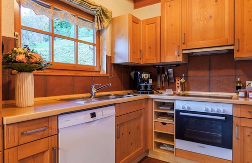 Ehlenbogen House | Hüttenchalet Waldschatz: Sauna Kamin Garten