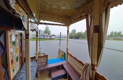 Dal Lake Bed & Breakfast | H.B.victoria Garden