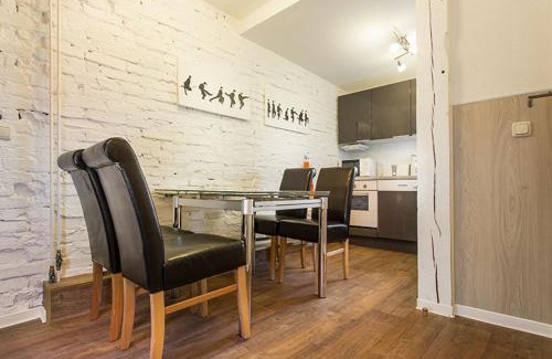 Greifswald Apartment | H&H Apartment im Herzen der Stadt Nr 17-Karl mit Küche, Wohnzimmer und Esstisch