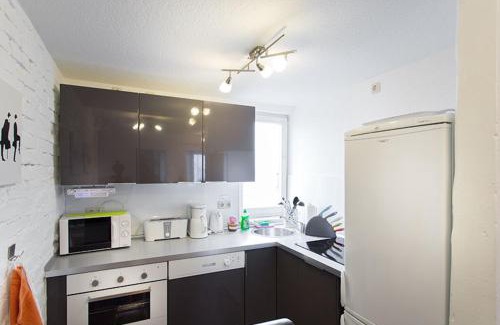 Greifswald Apartment | H&H Apartment im Herzen der Stadt Nr 17-Karl mit Küche, Wohnzimmer und Esstisch