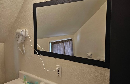 Idaho Springs Hotel | H & H Motor Lodge