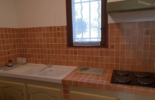 Greoux-les-Bains Apartment | (H) Spacious 1 bedroom apartment, quiet, sun, parking