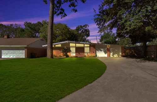 Spring Branch West House | H-Town Hideout | SLPS 10 + KingBD + Fire Pit